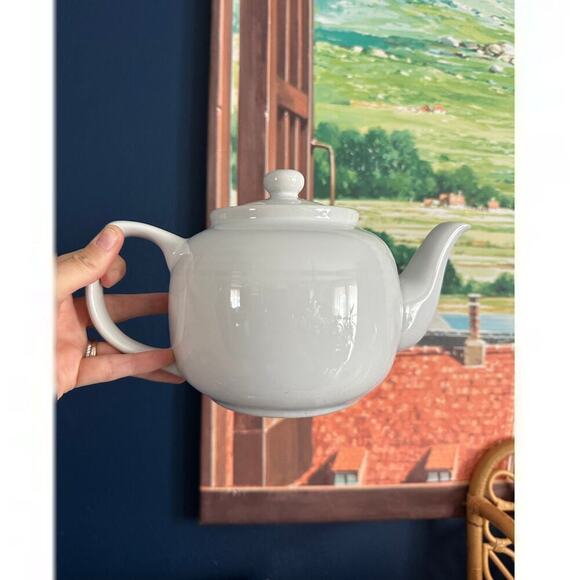 old amsterdam Other - 🏷️4 for $25🏷️

 6 Cup Windsor Teapot by Old Amsterdam Porcelain Works white